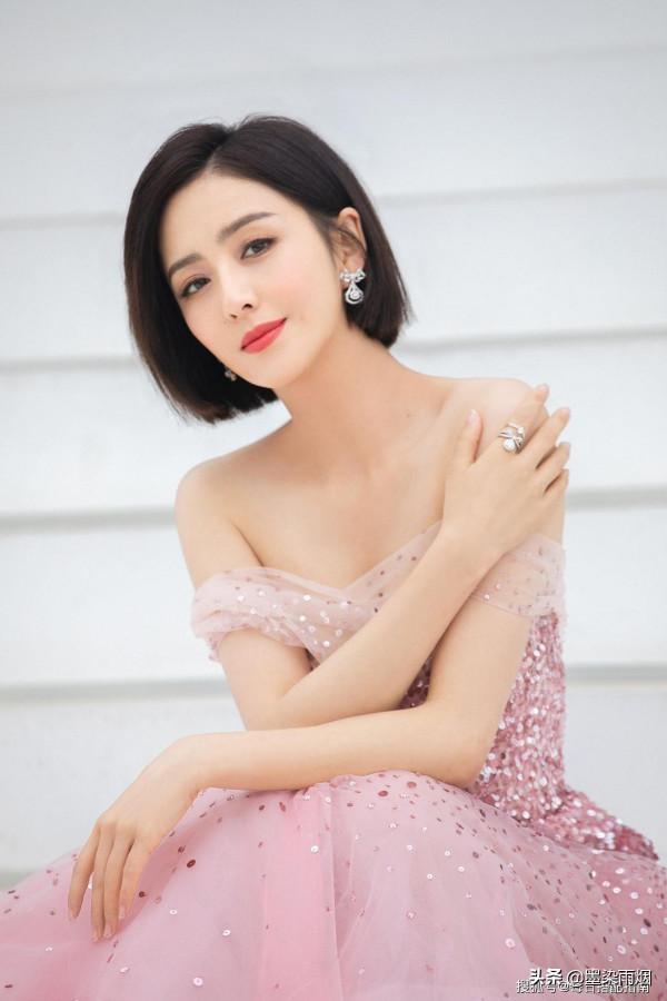 “臥龍鳳雛”來頭不小,一個和佟麗婭是同學,一個靠“遺照”走紅 “臥龍鳳雛”來頭不小,一個和佟麗婭是同學,一個靠“遺照”走紅