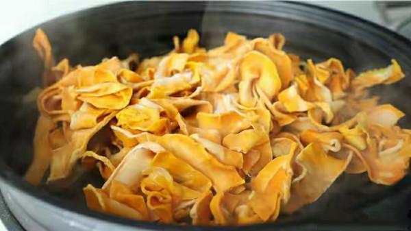 這5種廉價的蔬菜曬成幹，口感翻倍！放一年不壞，冬天燉肉特解饞