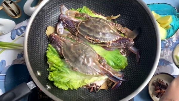 趁著梭子蟹還肥，趕緊吃個痛快！鹽焗梭子蟹，吃起來