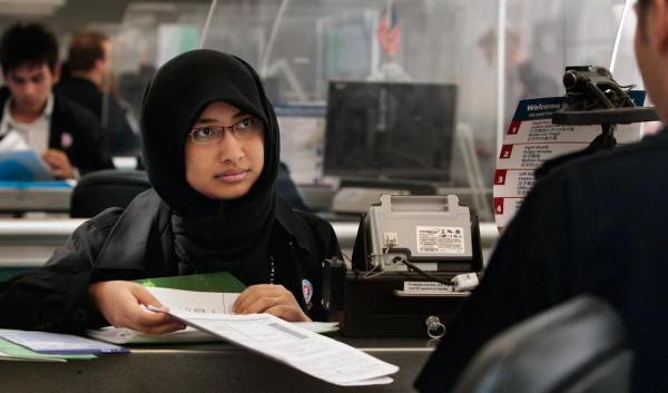 外國小哥拒絕給FBI當線人，從此被親友當空氣，生活成了無形地獄