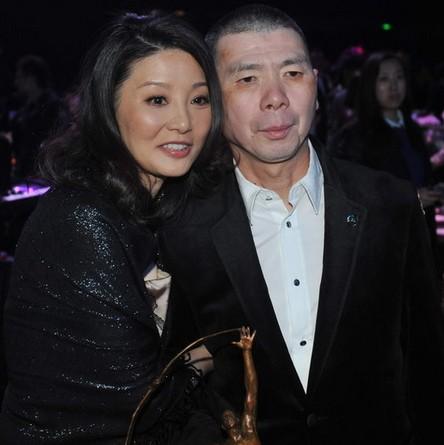 和徐帆大吵一架之後，王志文將她趕出了門外，連同所有的行李