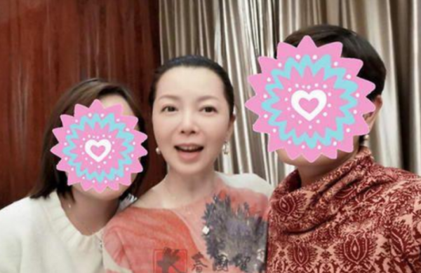 52歲仇曉在小店吃粉，面板白皙裝扮像大媽，嫁豪門後生活樸實低調