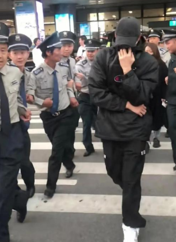 洪欣帶女兒逛商場被指排場大，多名保安為她開路，行人被擠到兩旁