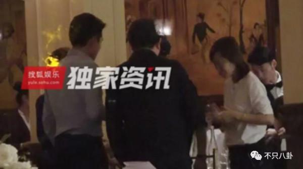 黃渤和女經紀人這個碰胳膊的動作，嚇壞大家了......