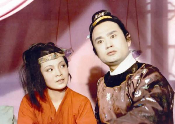 《紅樓夢》李紈寡嬸為何帶倆女兒進賈府？作者派她來教薛姨媽做人