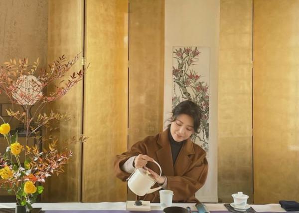 53歲周濤穿舊衣撞衫49歲孟晚舟，輸年齡贏穿搭，薑還是老的辣