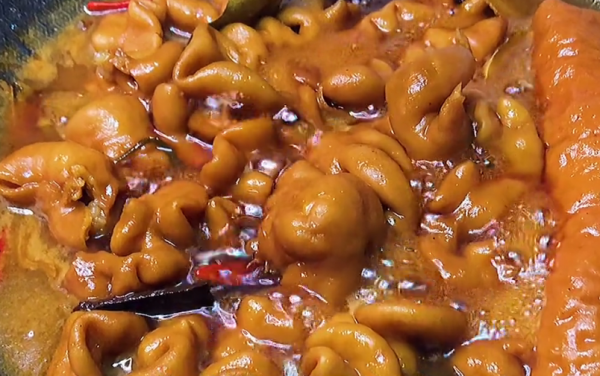 冬天乾冷，來盤秘製硬菜滷肥腸，方法比例大公開，爽滑可口無腥味