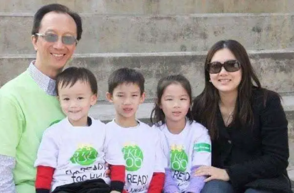 伏明霞24歲嫁50歲富商,5年生下三子女,今女兒成人禮丈夫送豪宅 伏明霞24歲嫁50歲富商,5年生下三子女,今女兒成人禮丈夫送豪宅