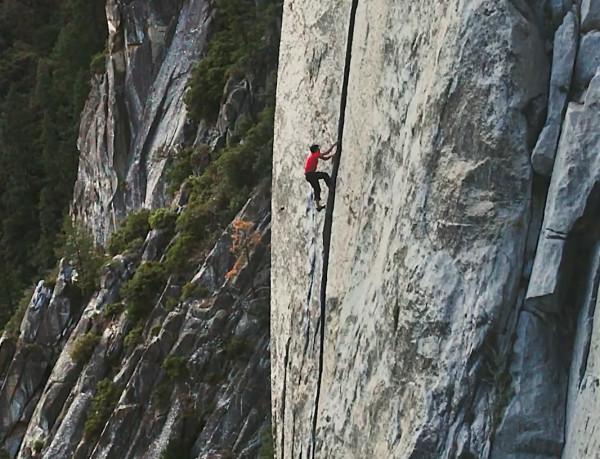 幾乎90度光滑立面，高916米的酋長巖，有個人曾徒手登頂，僅用4h