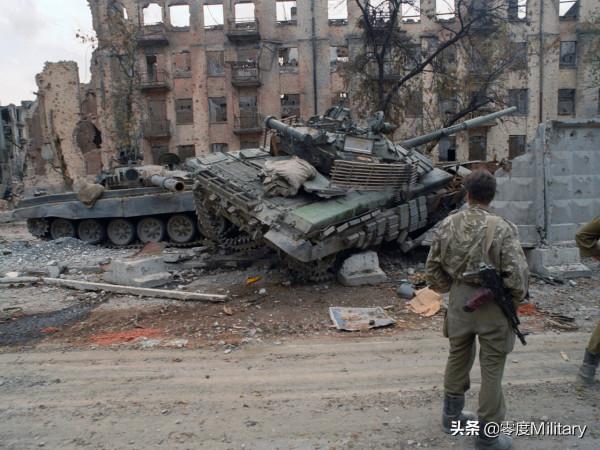 水積成川：車臣戰爭中被擊毀的T-72B坦克 採訪軍犬的波蘭女記者