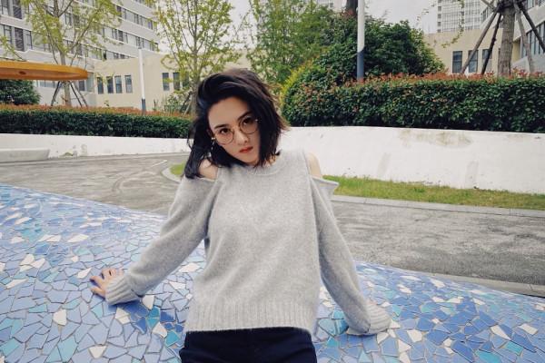 宋祖兒抱狗狗樓下吹風生活氣息滿滿 灰毛衣搭黑色牛仔褲隨性利落