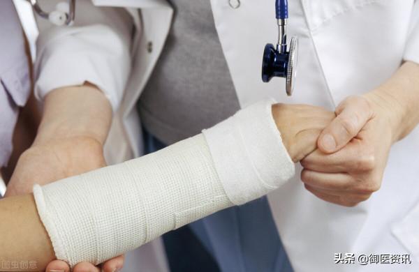 外傷或摔倒後區域性腫脹疼痛應該怎麼做? 外傷或摔倒後區域性腫脹疼痛應該怎麼做?