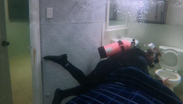 外國博主造了座房子之後灌滿水，就為體驗金魚在魚缸裡的生活