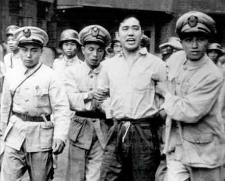 陳立夫帶人抓捕周恩來，趕到時人去樓空，特務稱只看到一旗袍女子