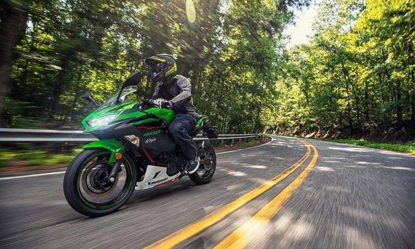 關於2021款川崎 Ninja 400幾個優缺點，你同意嗎？
