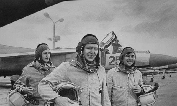 蘇聯飛行員劫機到中國避難，被判刑8年，出獄後發現：祖國解體了