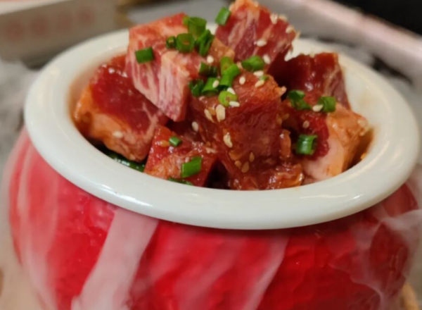 黃曉明開的烤肉店，曾排隊5小時才吃上，如今沒人排隊，隨到隨吃