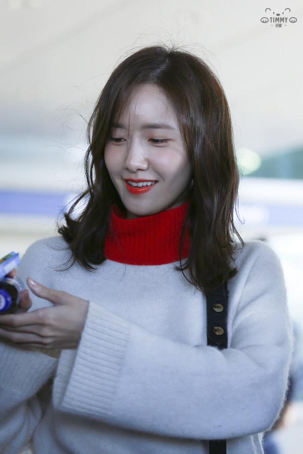 林允兒機場飯拍2面板超級好，笑容甜美