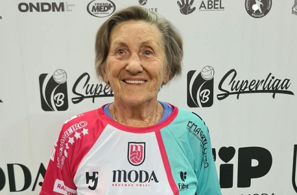 不服老！85歲奶奶復出征戰巴西女排聯賽，開局首分展現不俗功力
