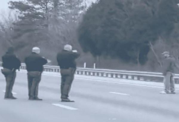 9名美國警察一陣狂射，亂槍打死流浪漢，事後卻發現看錯了？