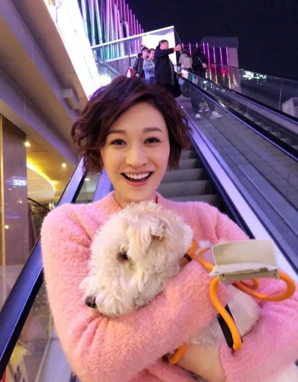 李小冉好會&OpenCurlyDoubleQuote;扮嫩&rdquo;！都45歲了，還穿得像個18歲小姑娘一樣