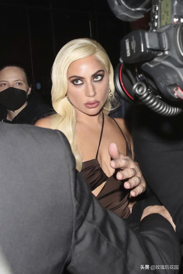 Lady Gaga現身倫敦，造型簡約休閒，記者圍拍氣勢十足