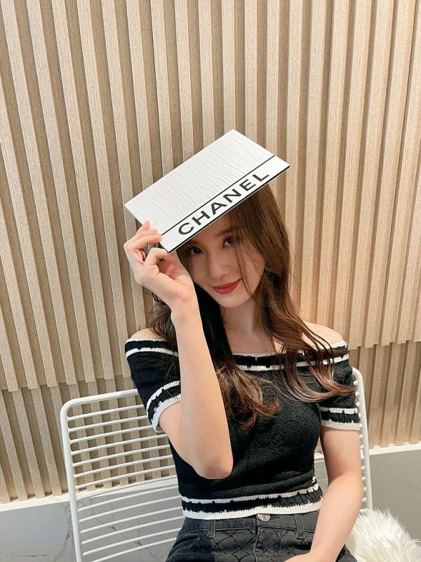 劉詩詩黑色修身禮服小露香肩 波浪捲髮映襯精緻眉眼氣質超然