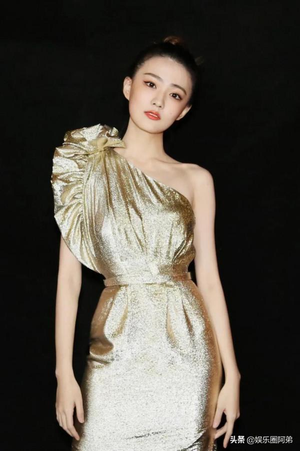 徐璐清純的外表和麵帶微笑的親和力深受大家喜歡