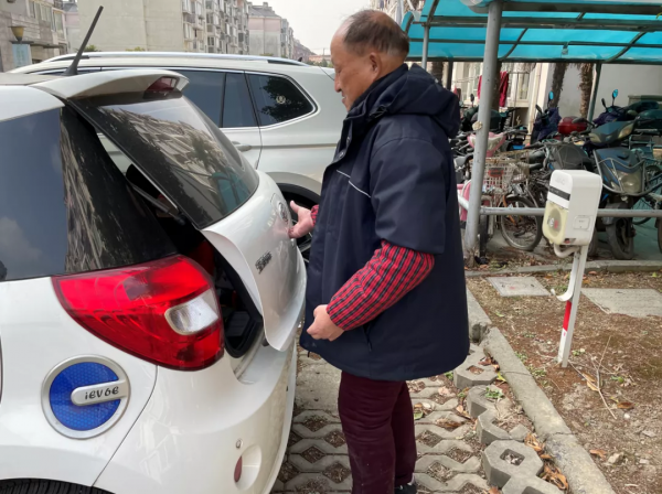 車主說車：&OpenCurlyDoubleQuote;老頭樂&rdquo;和江淮iEV6E誰更強？退休工程師給你答案