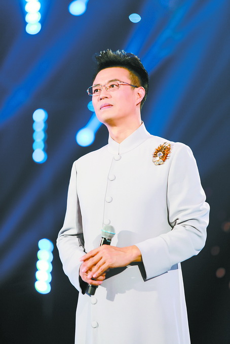 央視主持人白燕升：對殘疾妻子不離不棄，50歲才生二胎