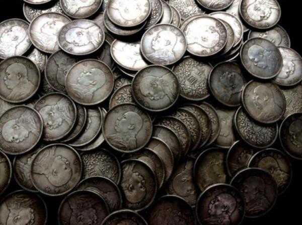 1949年，湘西上空突降10萬銀元，村民興奮爭搶，結果引來殺身之禍