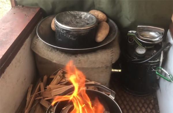 他住在2㎡破舊三輪車中，養4只羊為伴，邊牧羊邊流浪轉眼已過12年