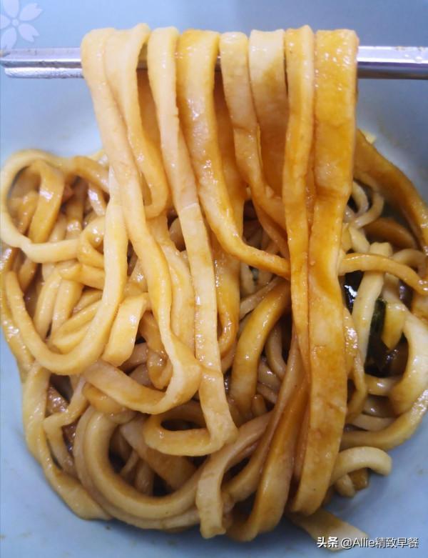 一把香蔥，教你做蔥油拌麵，食材簡單，一學就會，少油不膩又勁道
