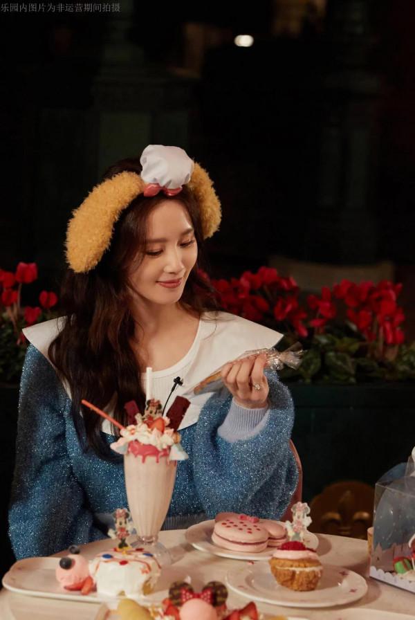 劉詩詩迪士尼冬日寫真,藍白配色在雪中熠熠發光,像個小姑娘一樣 劉詩詩迪士尼冬日寫真,藍白配色在雪中熠熠發光,像個小姑娘一樣