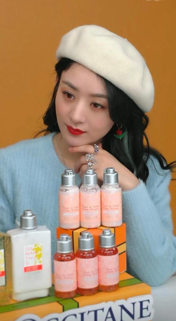 趙麗穎最新直播間帶貨，藍色針織衫搭配白色貝雷帽捲髮挑染美爆了