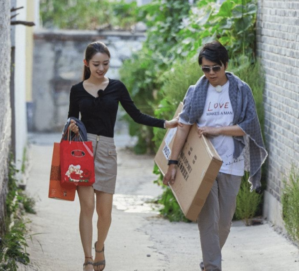 吉娜為兒子慶生好低調！穿v領裙母性光輝擋不住，郎朗抱娃好專業