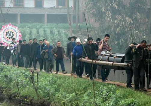 為何不能留死人衣物?越親近越要燒,並非迷信,有一定科學道理 為何不能留死人衣物?越親近越要燒,並非迷信,有一定科學道理