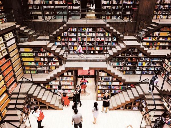 納博科夫邀讀者：來我家，最好的沙發給你坐，最好的紅酒給你喝