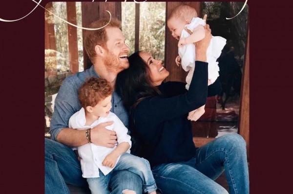 梅根女兒不黑 哈里王子兒女正式官方四口彩色合影曝光