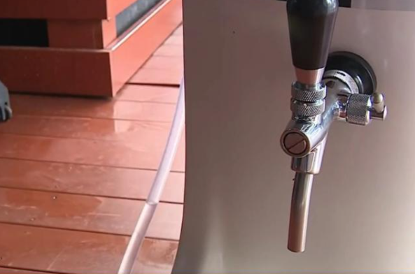 生日變忌日！外國一男子頑強戰勝癌症，生日當天卻被一個小小啤酒桶炸死