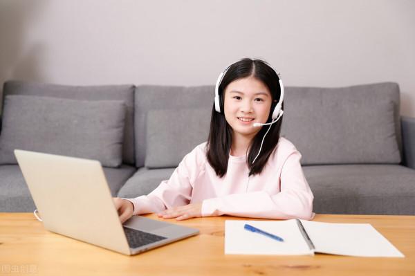 李靚蕾的遭遇讓大姐驚歎，當年堅決反對碩士女兒辭職多麼英明