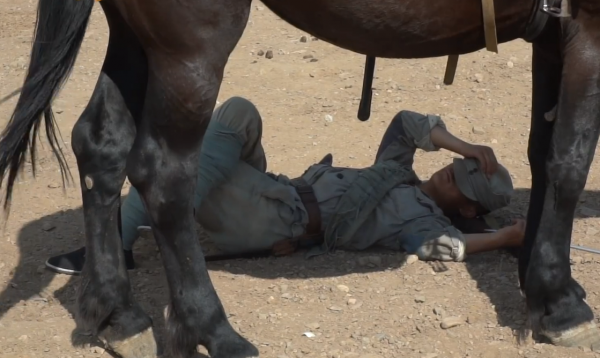 吳京曬片場演員受傷花絮照!累到躺在樹上睡覺,腳底襪子磨出大洞 吳京曬片場演員受傷花絮照!累到躺在樹上睡覺,腳底襪子磨出大洞