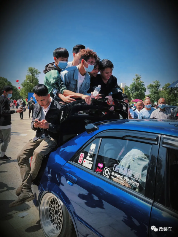 經典的馬自達323依然還有很多人玩，只需7000塊就能買來快樂