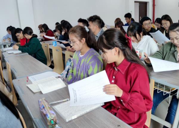 未來10年女生學啥專業比較吃香？工作穩定待遇好，女孩家長需瞭解