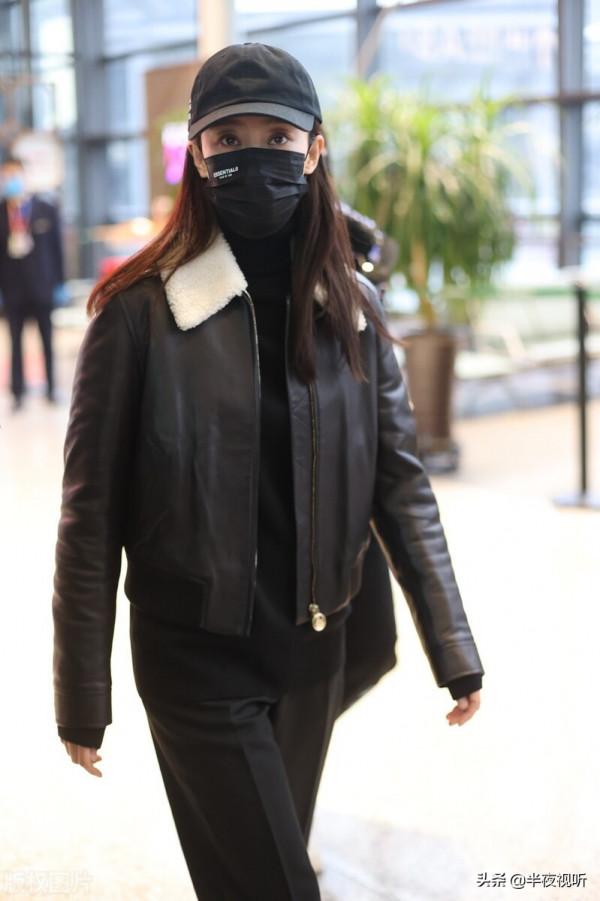 1月5日，張小斐現身上海機場，黑色皮衣+黑西褲+白運動鞋+棒球帽