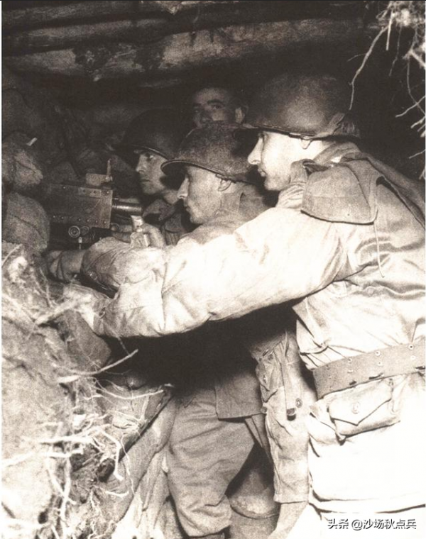 黃繼光犧牲十天後，繼任的班長呂慕祥，把自己身體塞進敵人槍眼裡
