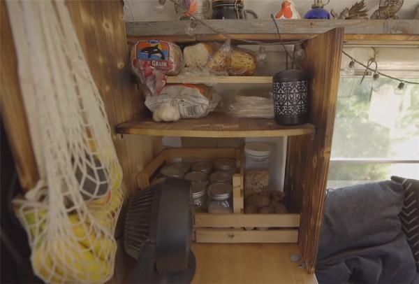 單親媽媽買下2004年舊校車,帶4個孩子在27㎡車內住1年,也是服了 單親媽媽買下2004年舊校車,帶4個孩子在27㎡車內住1年,也是服了