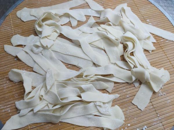 餃子皮大變身，切一切拉一拉，做成油潑面，爽滑入味真好吃