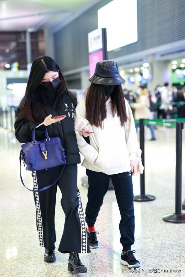 By2街拍,妹妹孫雨遮擋嚴實被姐姐攙扶步入機場 By2街拍,妹妹孫雨遮擋嚴實被姐姐攙扶步入機場