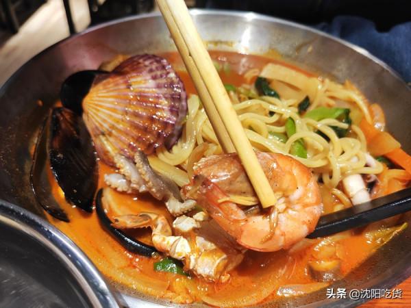 西塔小衚衕裡的炒碼面，面基本被鮑魚八爪魚大蝦蓋住了